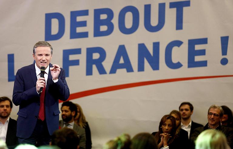 На фото: кандидат на президентских выборах 2017 года Николя Дюпон-Эньян выступает с речью во время встречи, состоявшейся 7 декабря 2016 года в Париже