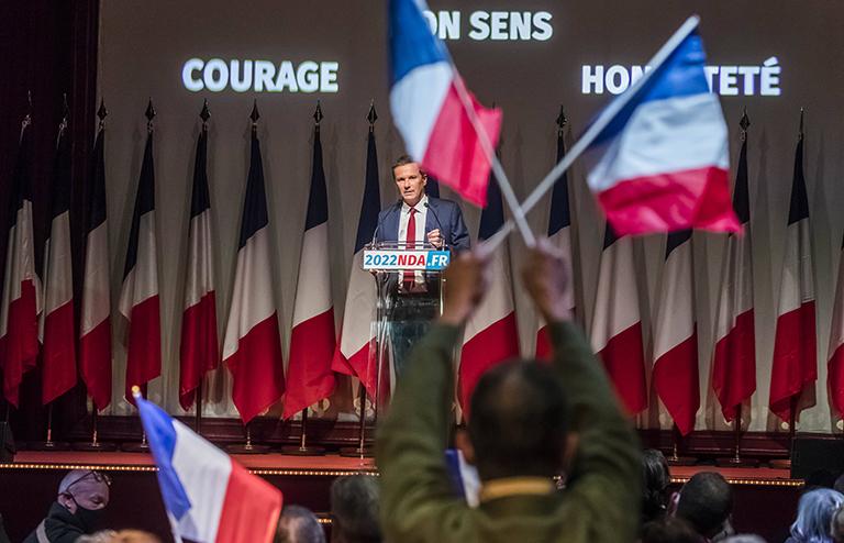 На фото: встреча партии "Вставай, Франция", посвященная началу политического года - Николя Дюпон-Эньян