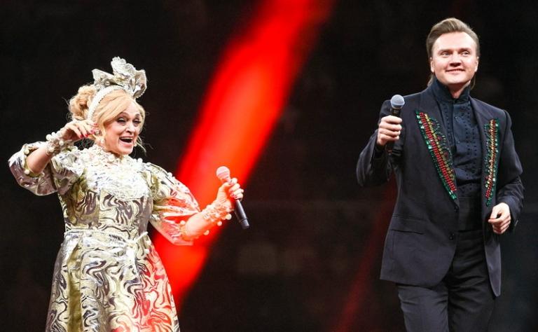 На фото: Надежда и Григорий Кадышевы во время благотворительного концерта "Наши. За Россию-Матушку!", приуроченного ко Дню защитника Отечества, на "ЦСКА Арене", 2025 год.