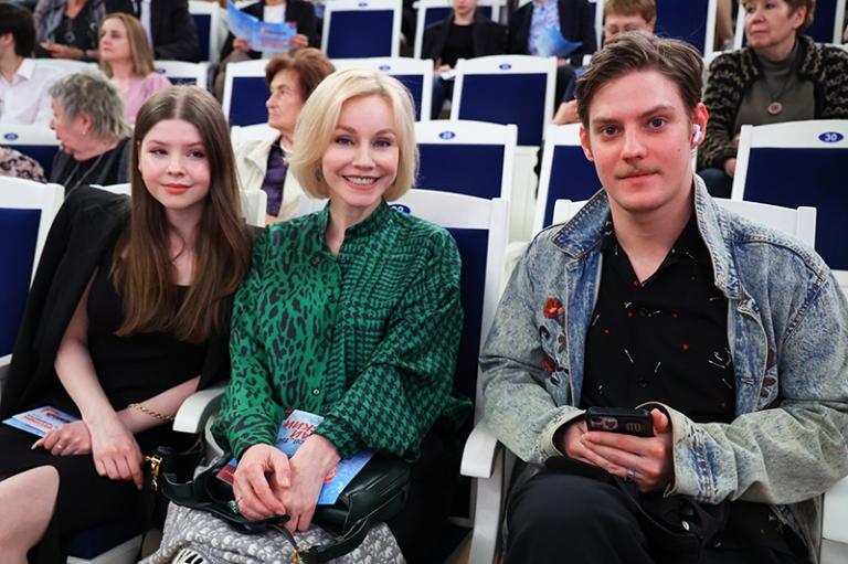 На фото: актриса Марина Зудина, ее дочь Мария Табакова и сын Павел Табаков.