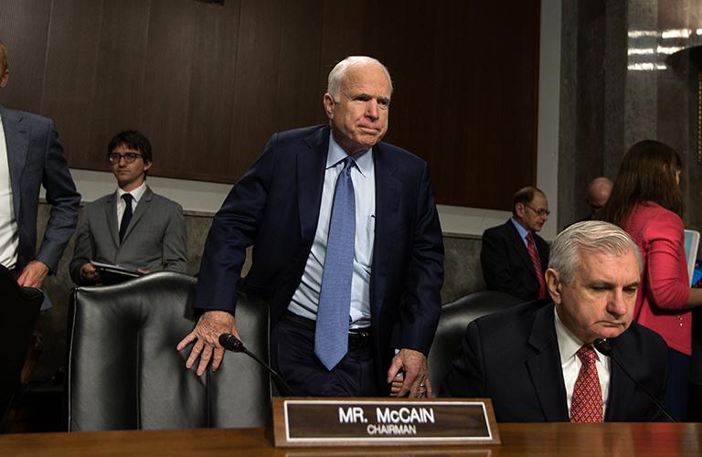 На фото: председатель Сенатского комитета по вооруженным силам сенатор ДЖОН МАККЕЙН (республиканец) занимает свое место перед слушаниями комитета в Капитолии США, 2017