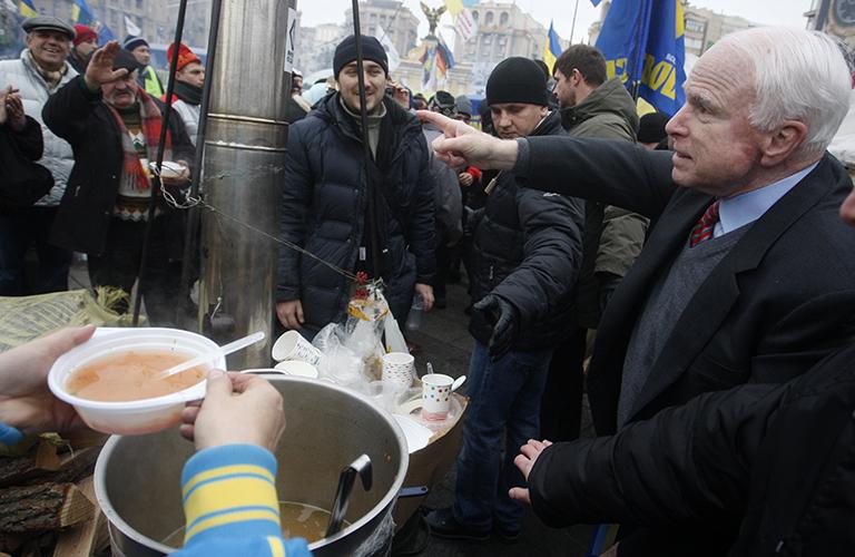 На фото: американский сенатор Джон Маккейн во время "Народного вече" на площади Независимости