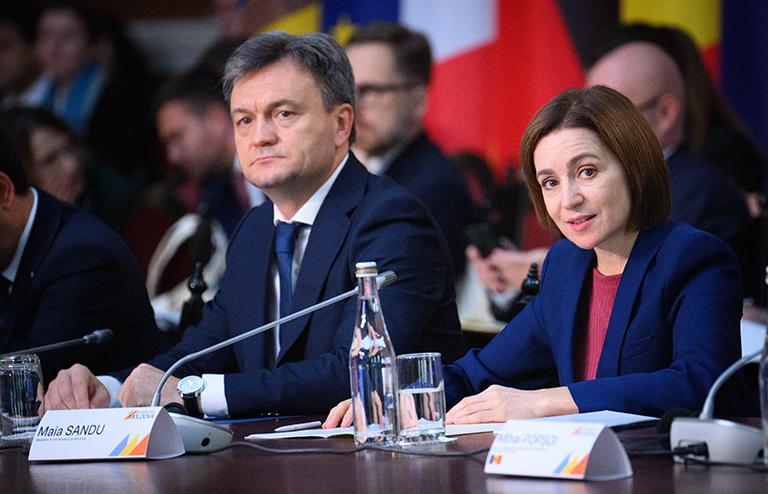 На фото: Майя Санду, Президент Республики Молдова, выступает в присутствии Дорина Речана (слева направо), премьер-министра Республики Молдова? 2024