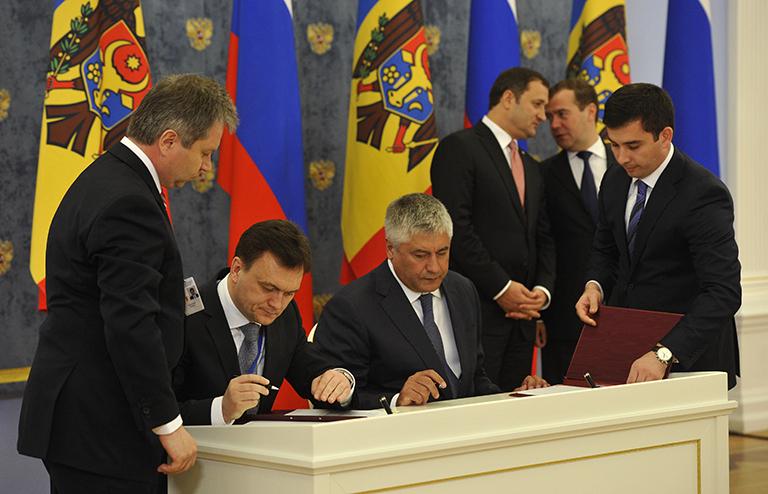 На фото: министры внутренних дел России и Молдавии Владимир Колокольцев (третий слева) и Дорин Речан (второй слева), премьер-министр Молдавии Влад Филат и премьер-министр РФ Дмитрий Медведев (справа налево на втором плане), 2012