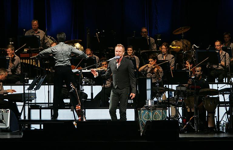 На фото: Стинг выступает вживую с Королевским филармоническим оркестром, 2010