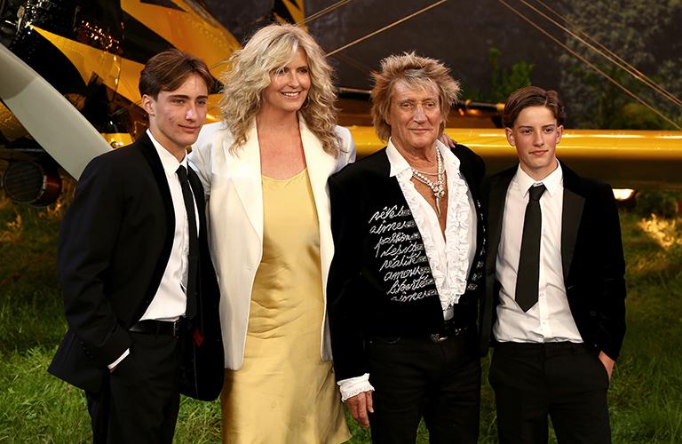 На фото: Пенни Ланкастер и сэр Род Стюарт с сыновьями, 2025