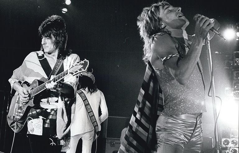 На фото: Род Стюарт в действии с Ронни Вудом во время концерта Faces в Лондоне, 1973