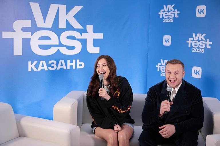 На фото: ведущие Олеся Иванченко и Дмитрий Журавлёв на фестивале VK Fest возле Казанского центра семьи, 2025 год.