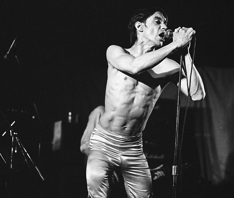 На фото: вокалист группы The Stooges Игги Поп, 1973