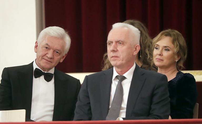 На фото: Геннадий Тимченко (слева) с супругой Еленой (справа на втором плане) и полномочный представитель президента в Северо-Западном федеральном округе Александр Гуцан (в центре), 2018