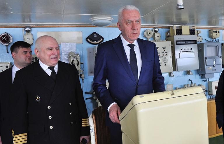 На фото: капитан ледокола "Ленин" Валентин Давыдянц и полномочный представитель президента РФ в Северо-Западном федеральном округе Александр Гуцан (слева направо) во время экскурсии по атомному ледоколу "Ленин", 2019