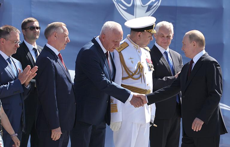 На фото: полномочный представитель президента РФ в Северо-Западном федеральном округе Александр Гуцан и президент РФ Владимир Путин (слева направо) на церемонии открытия памятника адмиралу Федору Ушакову на площади Труда, 2024