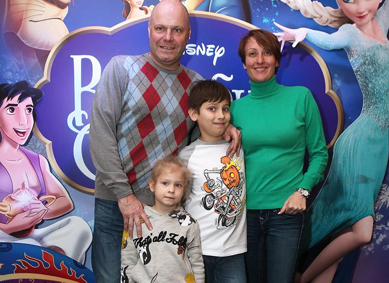 На фото: лидер группы "Несчастный случай" Алексей Кортнев и его супруга, тренер сборной России по художественной гимнастике Амина Зарипова с детьми Афанасьем и Аксиньей, 2016