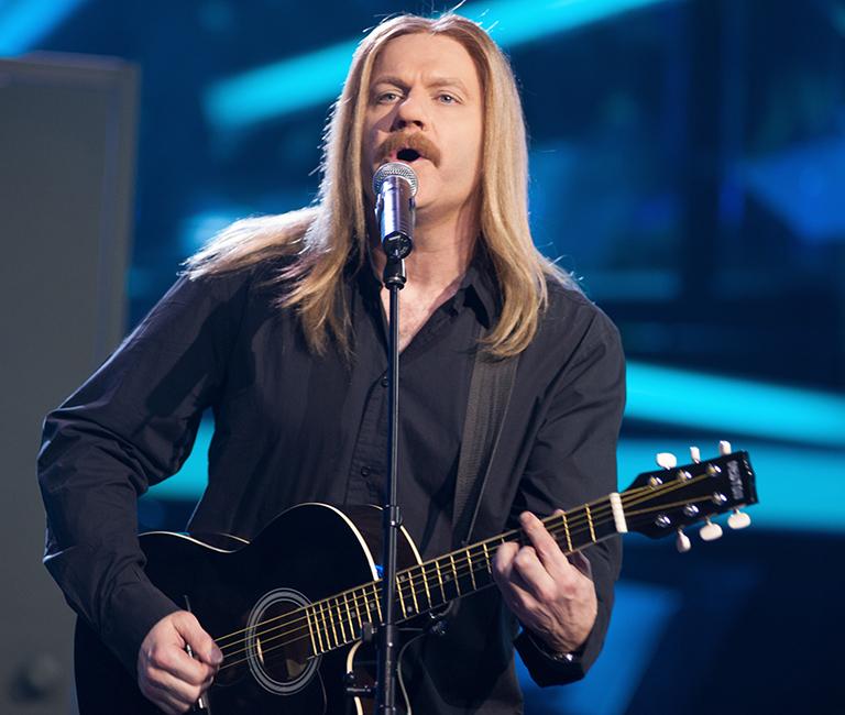 На фото: певец Алексей Кортнев (в роли Игоря Николаева) во время съемок передачи "Один в один" на Первом канале, 2013