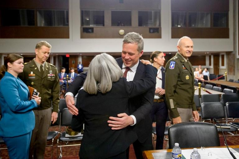 На фото: министр армии США Дэниел П. Дрисколл (справа) обнимается с сенатором Джони Эрнстом, республиканцем от штата Айова, перед слушаниями в сенатском Комитете по вооружённым силам, посвящёнными рассмотрению позиции Министерства армии в отношении запроса на оборонное финансирование на 2026 финансовый год и Программы обороны на будущие годы. Слушания состоялись на Капитолийском холме, 2025 год.