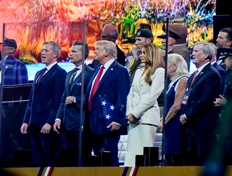 На фото (слева направо): министр армии США Дэниел П. Дрисколл; министр обороны США Пит Хегсет; президент США Дональд Дж. Трамп и первая леди Мелания Трамп во время парада в честь 250-летия армии США в Вашингтоне, округ Колумбия, США, 2025 год.