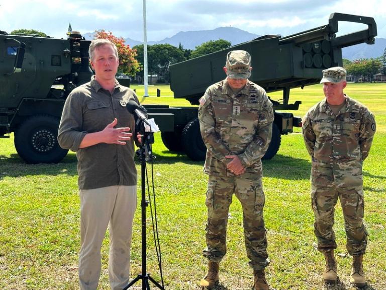 На фото: министр армии США Дэниел П. Дрисколл (слева) общается с журналистами, стоя рядом с начальником штаба армии генералом Рэнди А. Джорджем (в центре) и генерал-майором Маркусом С. Эвансом, командиром 25-й пехотной дивизии, в казармах Шофилд, Гавайи, 2025 год.