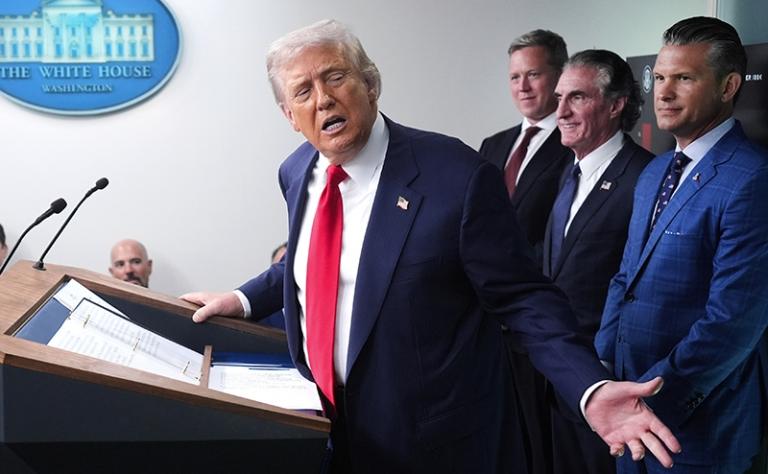 На фото (слева направо): президент США Дональд Трамп, министр армии Дэн Дрисколл, министр внутренних дел Даг Бергум и министр обороны Пит Хегсет во время общения с журналистами в зале для пресс-конференций имени Джеймса Брэди в Белом доме, 2025 год.