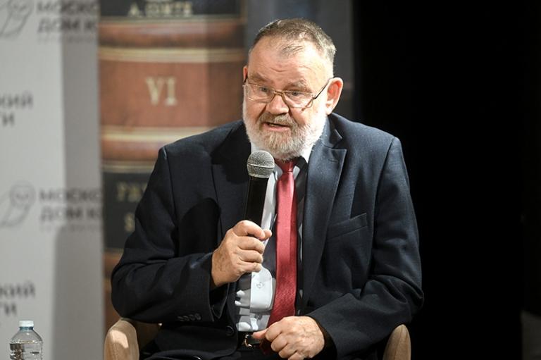 На фото: отставной полковник КГБ, эксперт Фонда национальной и международной безопасности и писатель Олег Хлобустов на презентации книги Николая Андреева &laquo;Секреты перевала Дятлова&raquo; в Московском доме книги на Новом Арбате в Москве, 2025 год.