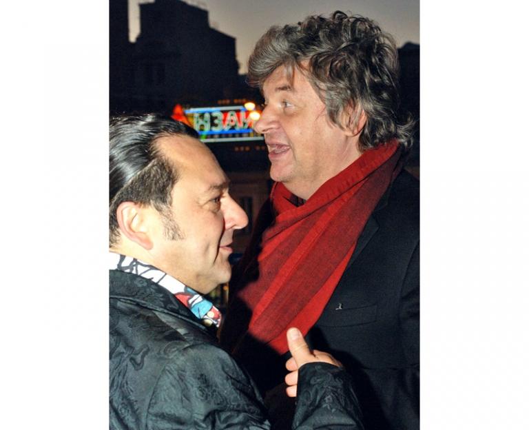 На фото: певец Игорь Саруханов и композитор Игорь Матецкий перед премьерой российско-нидерландского фильма "Сдвиг" режиссера Анны Кильчевской в кинотеатре "Пушкинский", Москва, 2006 год.