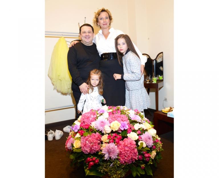 На фото: Игорь Саруханов с супругой Татьяной и детьми, 2018 год.