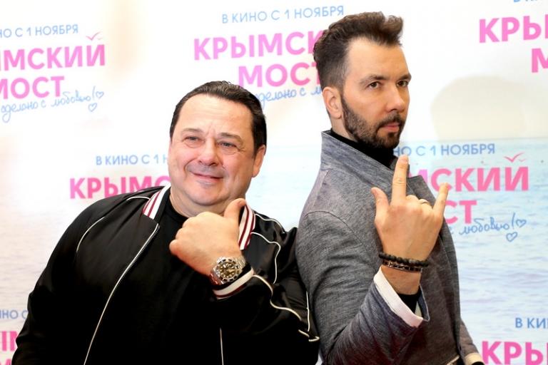 На фото: музыкант Игорь Саруханов и певец Денис Клявер (слева направо) на премьере фильма режиссера Тиграна Кеосаяна "Крымский мост. Сделано с любовью!" в концертном зале "Зарядье", Москва, 2018 год.