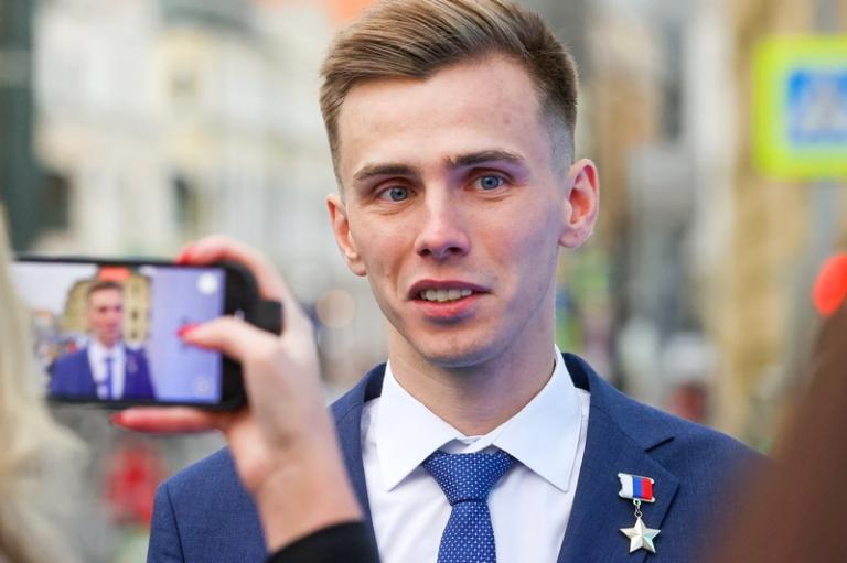 На фото: Герой России, участник специальной военной операции Владислав Головин (позывной Струна) перед началом концерта "Россия, Донбасс, Новороссия: вместе навсегда!" на Красной площади. Концерт посвящен годовщине принятия в состав России четырех регионов — ДНР, ЛНР, Запорожской и Херсонской областей, 2024 год.