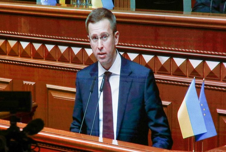 На фото: кандидат Сергей Корецкий выступает с речью в Верховной Раде.