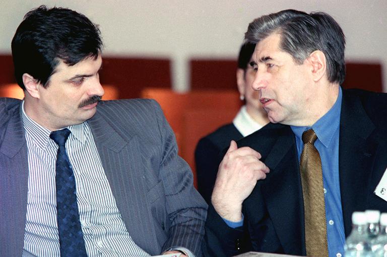 Заместитель председателя счетной палаты РФ Юрий Болдырев (на снимке слева) и вице-президент Лиги содействия оборонным предприятиям России Владимир Рубанов (справа) - участники VIII Ассамблеи "Совета по внешней и оборонной политике" (26 февраля), 2000 год