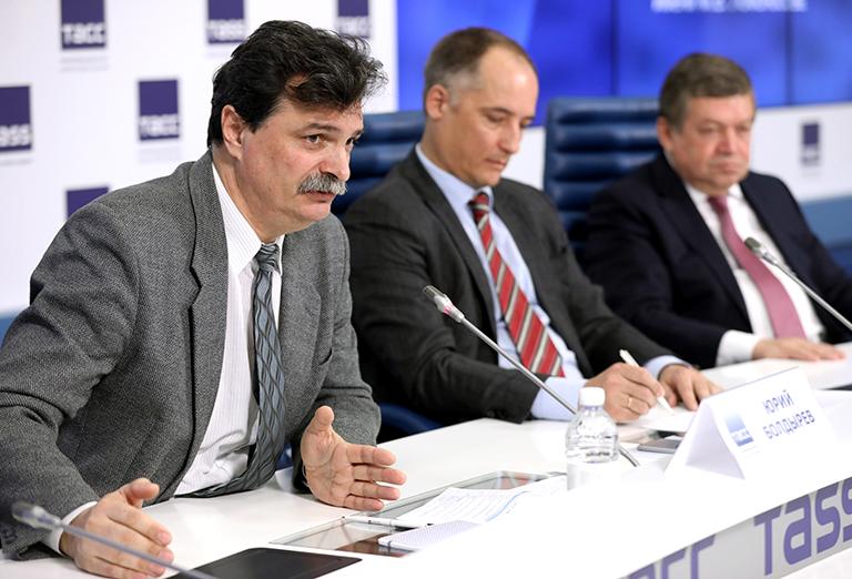 Экономист Юрий Болдырев, сопредседатель МЭФ, президент промышленного союза "Новое содружество" Константин Бабкин и сопредседатель МЭФ, научный руководитель Института экономики РАН Руслан Гринберг (слева направо) на пресс-конференции, посвященной V Московскому экономическому форуму (МЭФ), который пройдет 30 и 31 марта в МГУ им. М.В. Ломоносова, 2017 год