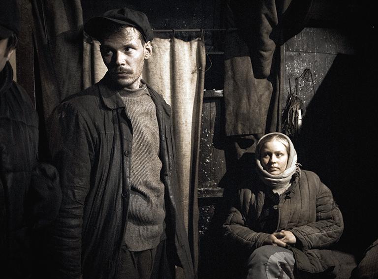 На фото: актеры Вячеслав Крикунов и Юлия Пересильд в сцене из фильма режиссера Алексея Учителя "Край"