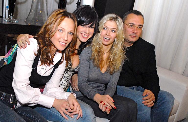 На фото: солистки группы &laquo;ВИА Гра&raquo; Альбина Джанабаева, Ольга Корягина, Вера Брежнева и продюсер коллектива Константин Меладзе (слева направо) во время пресс-конференции в кафе &laquo;I Fiori&raquo;, 2006 год