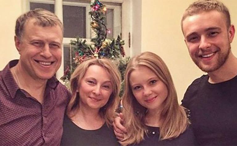 На фото: Егор Крид с родителями и сестрой Полиной 