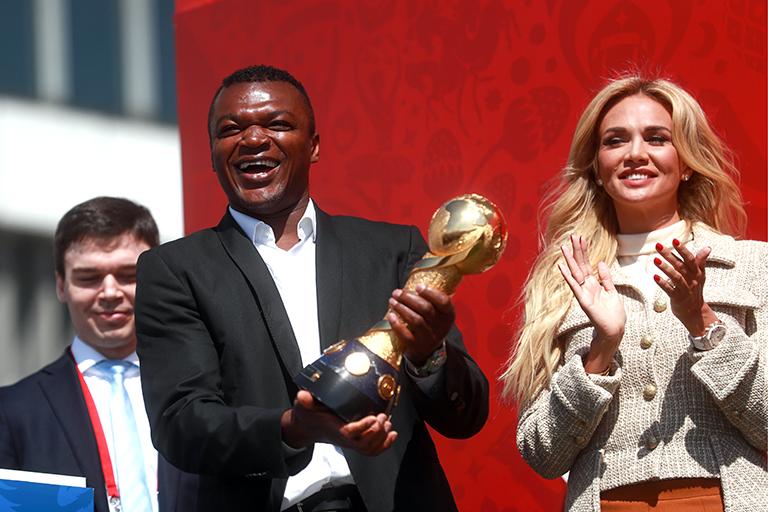  Французский футболист, чемпион мира и Европы по футболу в составе сборной Франции Марсель Десайи (на фото второй слева) и посол чемпионата мира по футболу 2018 года, телеведущая Виктория Лопырева на церемонии открытия Парка Кубка конфедераций FIFA 2017 для болельщиков на территории парка искусств "Музеон", 2017 год