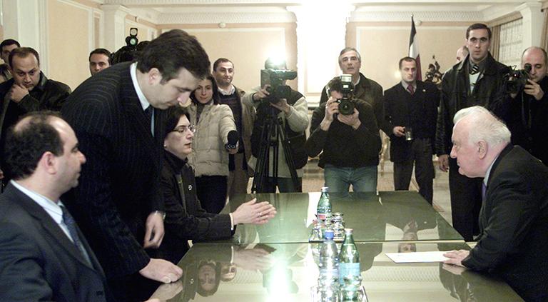 На фото: президент Грузии Эдуард Шеварднадзе (справа) во время встречи с лидерами оппозиции: руководителями оппозиционного блока «Бурджанадзе-демократы» Зурабом Жвания и Нино Бурджанадзе (на снимке первый и третья слева) и глава праворадикального блока "Национальное движение" Михаилом Саакашвили (второй слева), 2003 год