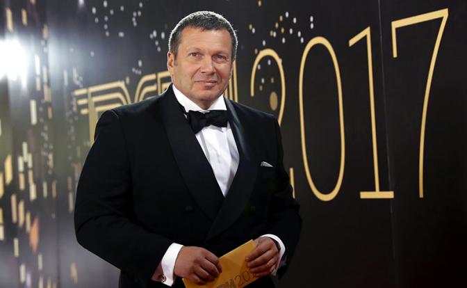 На фото: телеведущий Владимир Соловьев перед началом церемонии вручения премии "ТЭФИ - 2017" в категории "Вечерний прайм" в театре "Россия" в Мо