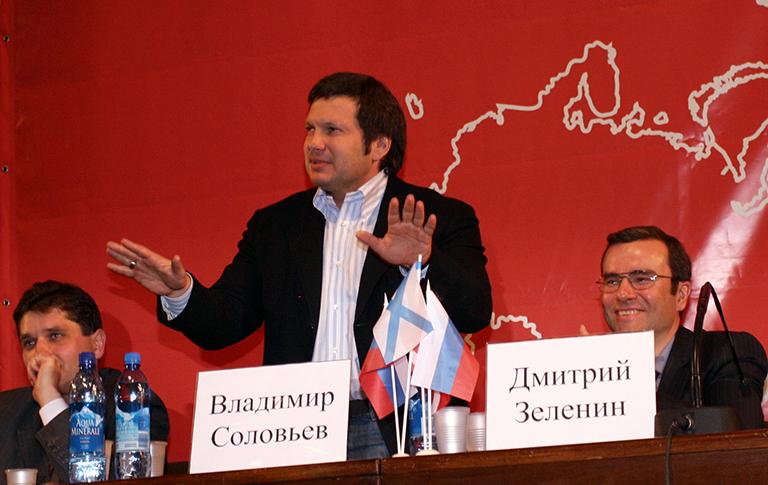 На фото: Владимир Нечаев, телеведущий Владимир Соловьев и губернатор Тверской области Дмитрий Зеленин (слева направо) во время учредительного съезда нового Молодежного демократического антифашистского движения "Наши" в зале Президиума РАН, 2005 год