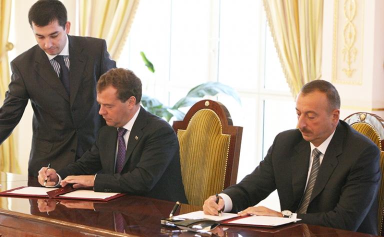 На фото: президент РФ Дмитрий Медведев и президент Азербайджана Ильхам Алиев (слева направо) во время подписания пакета документов по итогам российско-азербайджанских переговоров в государственной резиденции президента Азербайджана "Гянджлик", сентябрь 2010 год.
