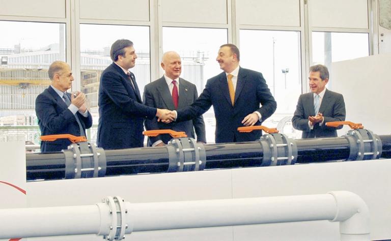 На фото: президенты Турции и Грузии Ахмед Неджет Сезер и Михаил Саакашвили, министр энергетики США Самюэль Бодман, президент Азербайджана Ильхам Алиев и председатель правления компании &laquo;Бритиш Петролеум&raquo; (ВР) лорд Джон Браун (слева направо) на церемонии открытия азербайджанского участка международного нефтепровода Баку-Тбилиси-Джейхан (БТД) на территории Сангачальского терминала в 40 км южнее Баку, 2005 год.