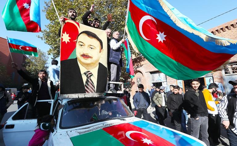 На фото: местные жители на автомобиле "Волга" во время празднования завершения войны в Нагорном Карабахе. 9 ноября 2020 года премьер-министр Армении Никол Пашинян, президент России Владимир Путин и лидер Азербайджана Ильхам Алиев подписали заявление о прекращении войны в Нагорном Карабахе.