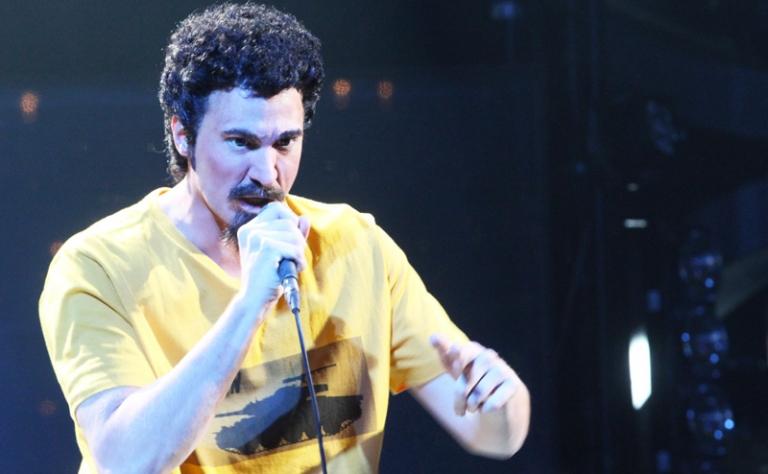 На фото: певец Никита Пресняков в образе солиста группы System of a down Сержа Танкяна на съемках передачи "Точь-в-точь" на Первом канале