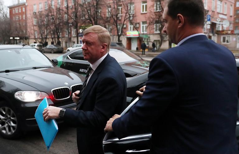 На фото: председатель правления ООО "УК "Роснано" Анатолий Чубайс (в центре), вызванный для дачи показаний по делу бывшего главы "Роснано" Леонида Меламеда, у Черемушкинского суда. Л.Меламед обвиняется в растрате 220 млн рублей