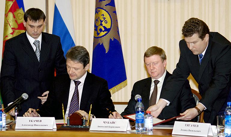 На фото: губернатор Краснодарского края Александр Ткачев и глава РАО &laquo;ЕЭС России&raquo; Анатолий Чубайс (слева направо) во время подписания соглашения между РАО &laquo;ЕЭС России&raquo; и администрацией Краснодарского края о строительстве новых энергообъектов в Сочи, 2007 год