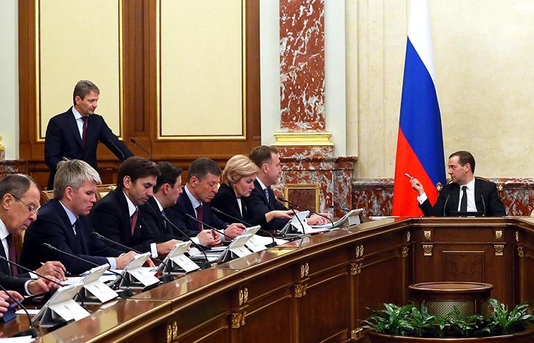 На фото: премьер-министр РФ Дмитрий Медведев (в центре) и министр сельского хозяйства РФ Александр Ткачев (слева на втором плане) на заседании правительства РФ, 02 марта 2017 года