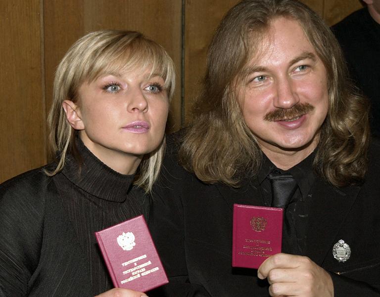 На фото: певица Татьяна Овсиенко (слева), композитор и певец Игорь Николаев, соответственно удостоенные званий "Заслуженный артист Российской Федерации" и "Заслуженный деятель искусств Российской Федерации", 2002