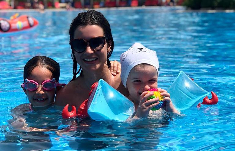 На фото: Ксения Бородина с детьми, 2018