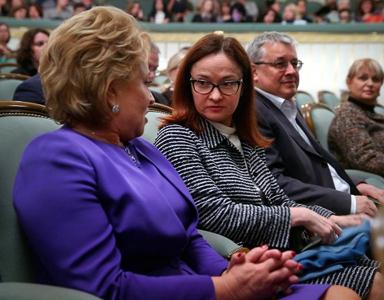 На фото: спикер Совета Федерации РФ Валентина Матвиенко, председатель Центрального банка РФ Эльвира Набиуллин и депутат Мосгордумы, ректор Высшей школы экономики Ярослав Кузьминов (слева направо) перед показом балета "Реквием" Петербургского академического театра Бориса Эйфмана, 2014 год