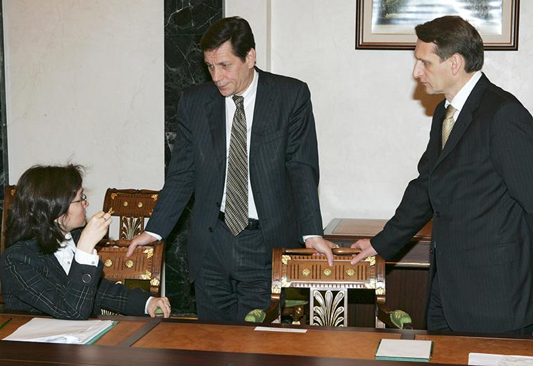 На фото: глава Минэкономразвития Эльвира Набиуллина, вице-премьеры правительства РФ Александр Жуков и Сергей Нарышкин (слева направо) перед началом заседания президента России с членами правительства РФ в Кремле, 2007 год