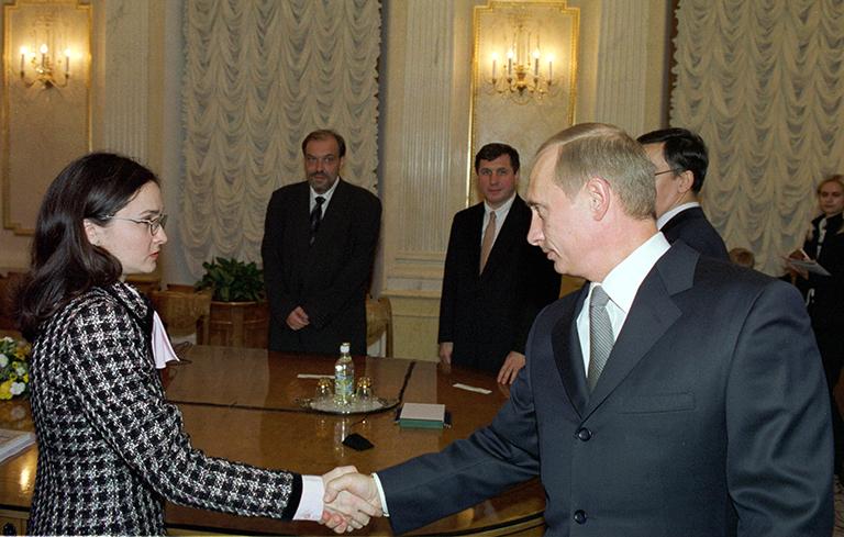 На фото: президент России Владимир Путин (на снимке справа) и первый заместитель главы Минэкономразвития Эльвира Набиуллина (слева) на встрече в Кремле с участниками совещания, посвященного 200-летию образования министерства экономики, 2002 год