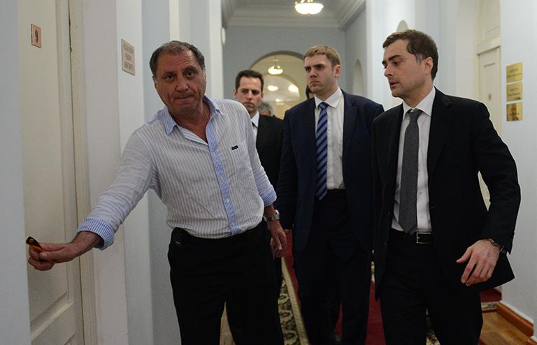 На фото: Глава Министерства иностранных дел Абхазии Сергей Шамба и руководитель аппарата правительства РФ Владислав Сурков (слева направо) в здании парламента Абхазии
